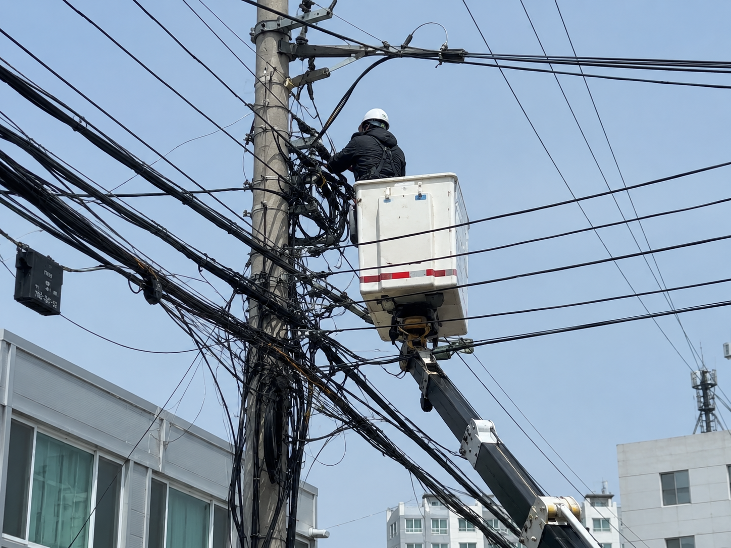 통신선과 장비가 복잡하게 얽힌 전신주