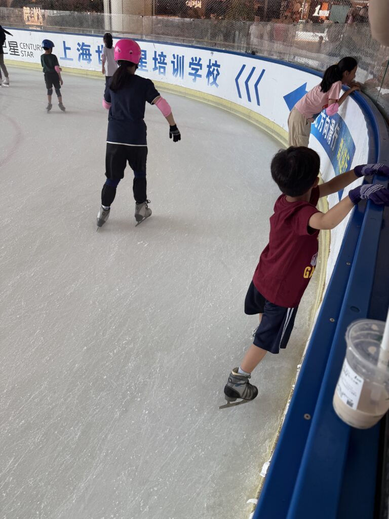 쇼핑몰 실내 아이스링크에서 스케이트를 타는 아이