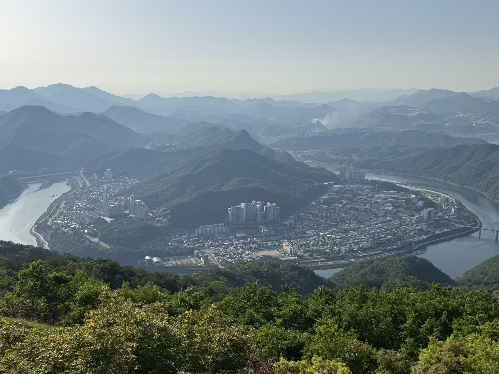양방산 전망대에서 내려다본 남한강과 단양 읍내 전경