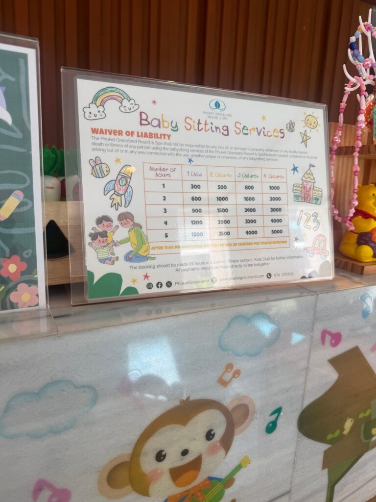 푸켓 그레이스랜드 리조트의 베이비시팅 요금 안내판